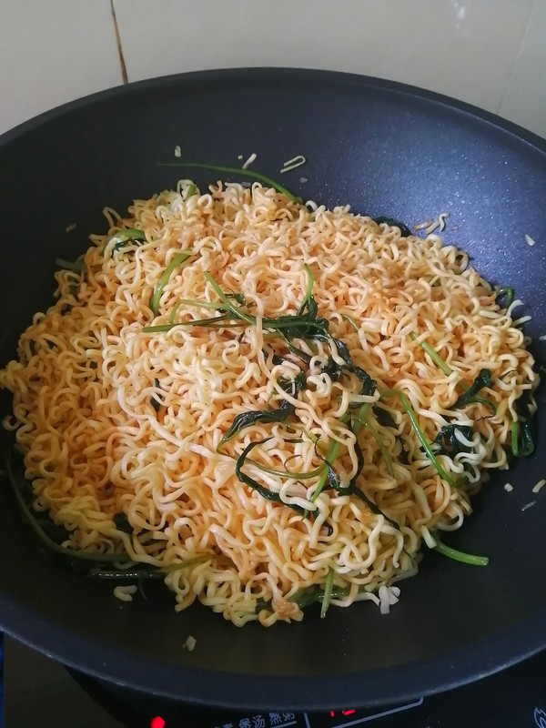 Xiaobai Makes Food~~sweet Potato Leaf Fried Noodles recipe