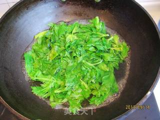 Stir-fried Soya Beans with Celery Leaves recipe