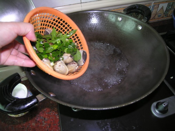 Boiled Clams in Brine with Basil recipe