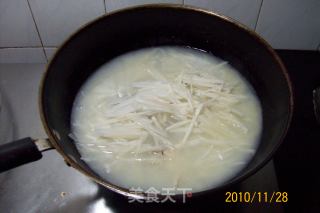 [autumn and Winter Green Shield] "garlic Seed Carrot and Sea Bass Soup" recipe