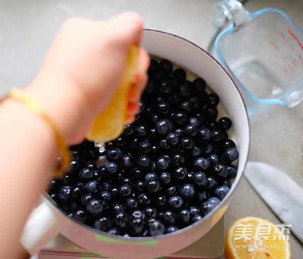 Low-fat Blueberry Yogurt Popsicles recipe