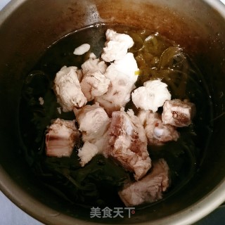Seaweed Pork Ribs Soup recipe