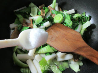 Stir-fried Rice Cake with Porcini Mushrooms and Greens recipe