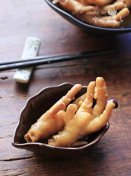 Marinated Chicken Feet with Garlic and Grains recipe