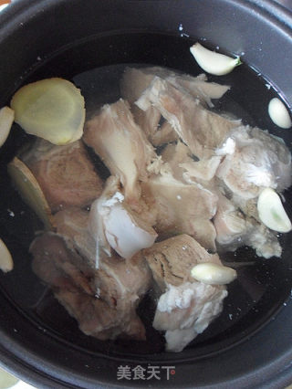[winter Health Food of Common People's Home] Soup with Bean Skin Tube and Bone recipe