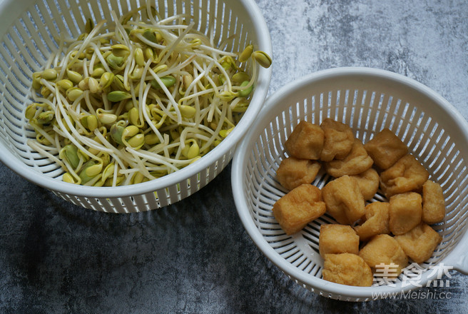 Vegetarian Dishes Taste Meaty-homemade Soybean Sprouts Fried Tofu with Oil recipe