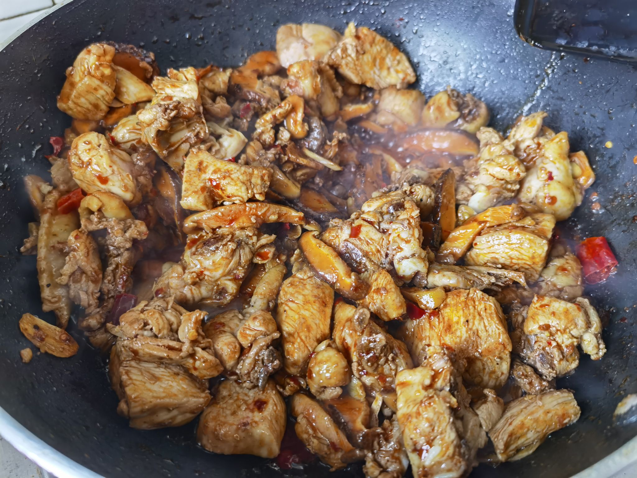 A Must-have Dish for New Year's Eve-stir-fried Chicken with Mushrooms recipe