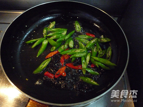 Stir-fried Poached Egg with Tempeh and Hang Pepper recipe