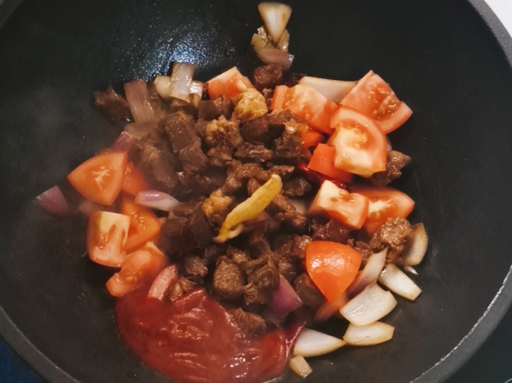Super Easy to Make Sirloin in Tomato Sauce at Home for A Warm Winter recipe