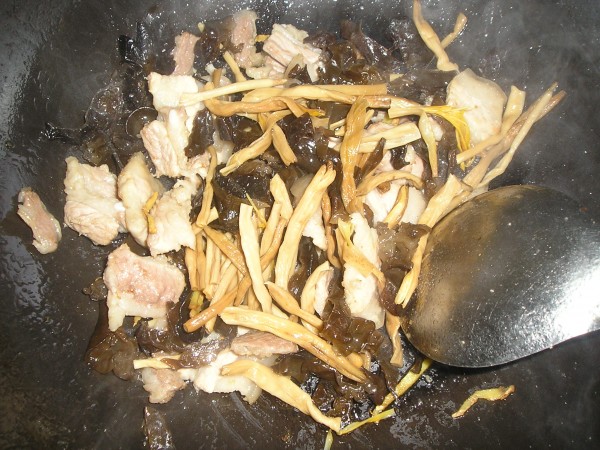 Stir-fried Yellow Flower Fungus with Pork recipe