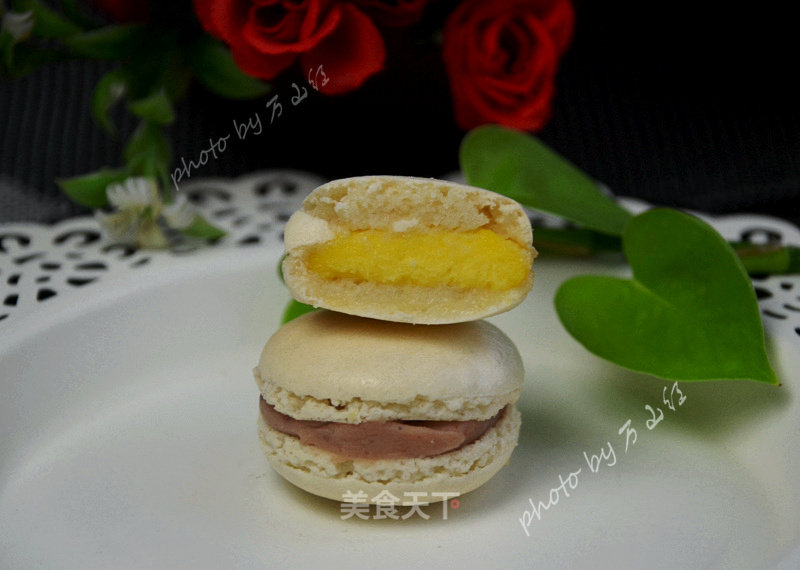 Macarons with Cream Filling