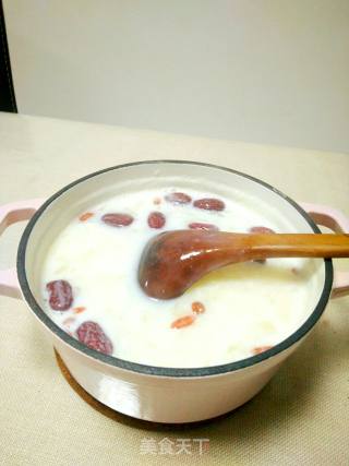 Milk Tremella and Red Date Soup recipe