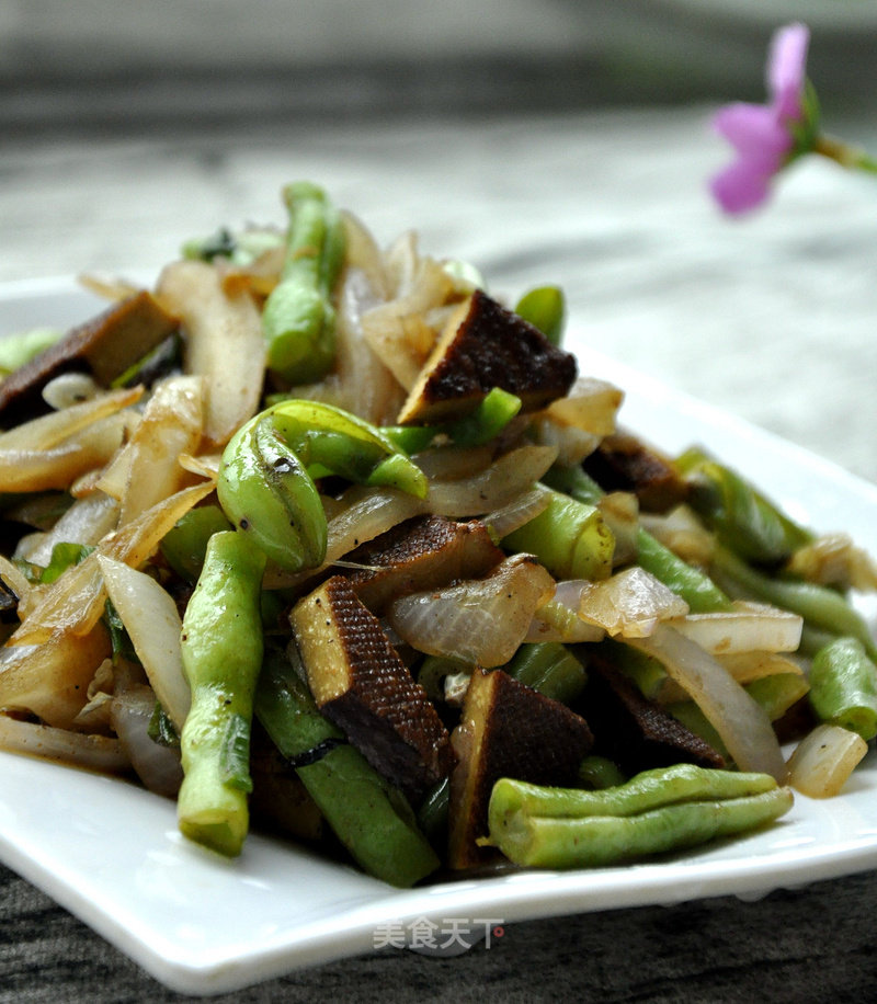Stir-fried Onion and Beans recipe
