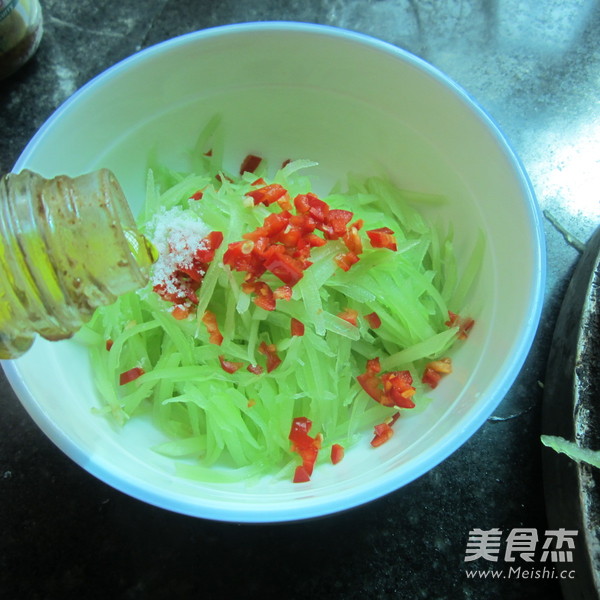 Shredded Lettuce with Hot Pepper recipe