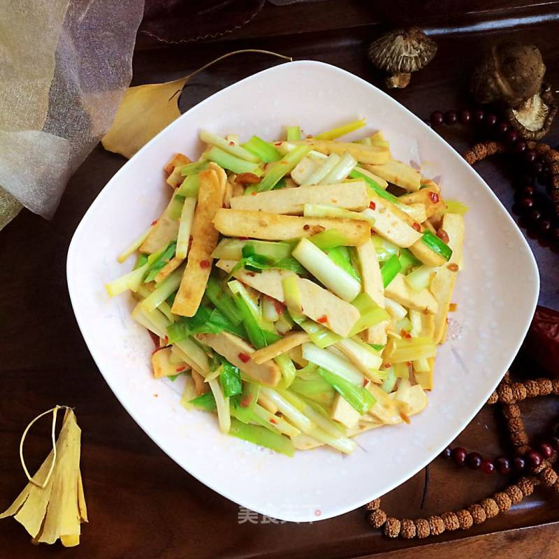 Stir-fried Bean Curd with Chives recipe