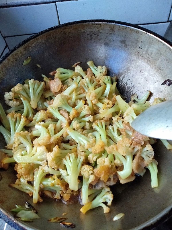 Stir-fried Organic Cauliflower with Meat recipe