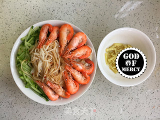 Delicious and Invincible Cold Noodles with Shrimp, Chopped Pepper and Cucumber recipe