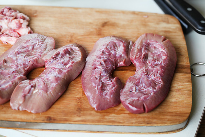 Stir-fried Kidney with Garlic Stalks recipe