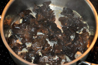 Vegetarian Chicken Stir-fried Black Fungus recipe