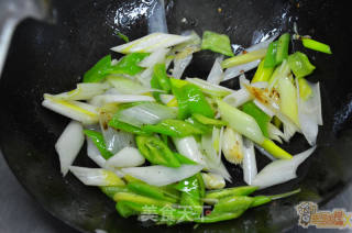 Explain in Detail The Production Details and Taste Characteristics of Scallion Fried Lamb recipe