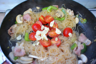 Quick Lunch for Office Workers-fried Rice Noodles with Bacon recipe