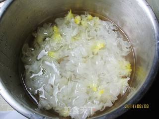 Stewed White Fungus with Grapes recipe