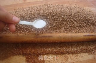 A Good Partner in The Kitchen-[hand-made Sesame Salt] recipe