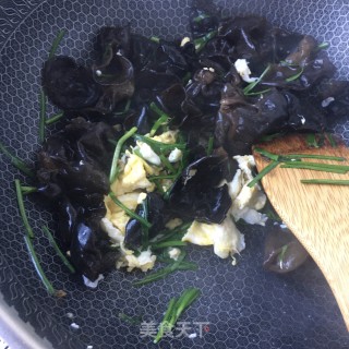 Scrambled Eggs with Chives and Fungus recipe