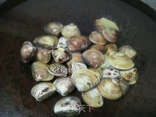 Green Clams Stewed Pork Stick Noodles recipe