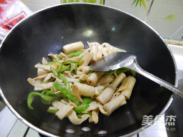 Stir-fried Vegetarian Chicken Wings with Green Peppers recipe