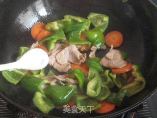 Stir-fried Pork with Carrots and Green Peppers recipe