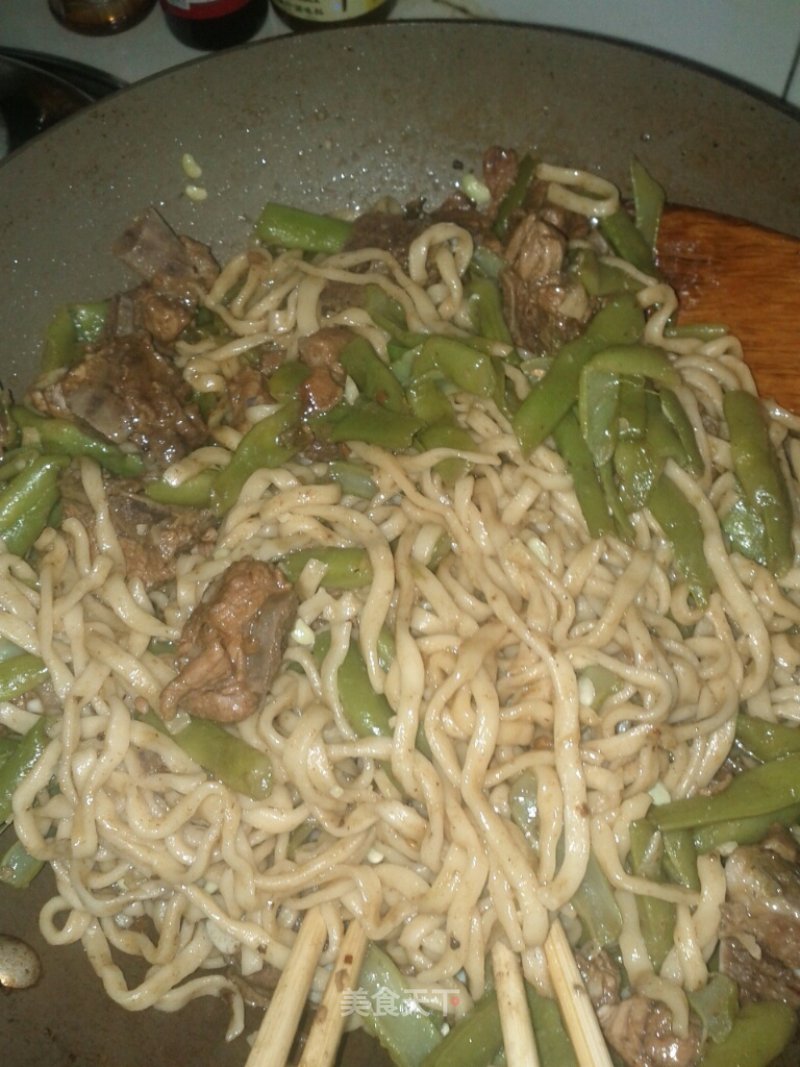 Hand-made Noodles are Also Steamed in The Sauna-----simmered Noodles with Beans and Ribs recipe