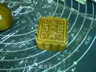 Transparent Skin Lotus Paste and Egg Yolk Mooncakes recipe