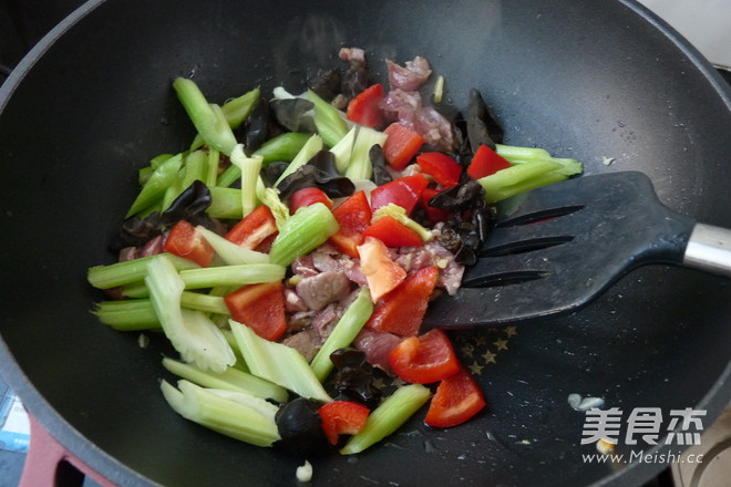 Stir-fried Lamb with Fungus and Celery recipe