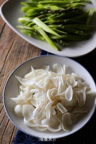 Stir-fried Asparagus with Lily recipe