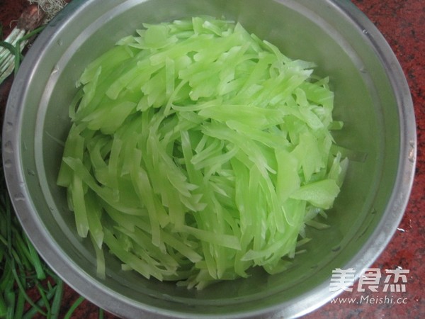 Stir-fried Shredded Lettuce with Small Sausage recipe