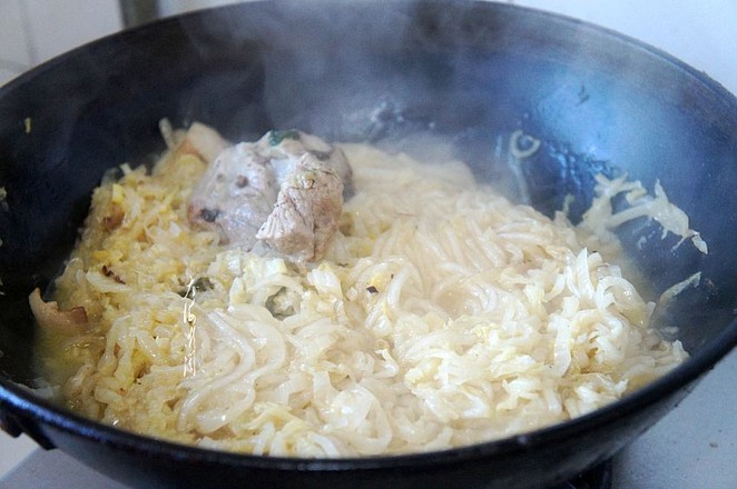 Sauerkraut Pork Stewed Vermicelli recipe