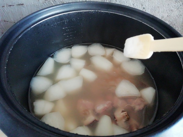Stewed Pork Ribs Soup with Mushroom and Radish recipe