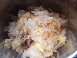 Snow Fungus Carrot Yam Soup recipe