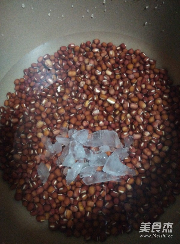 Boiling Red Beans for Invigorating Qi and Health recipe