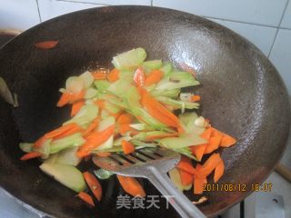 Stir-fried Gassho Melon with Carrots recipe