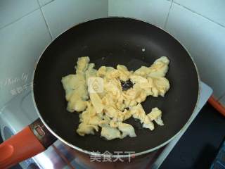 Scrambled Eggs with Fungus and Garlic Seedlings recipe