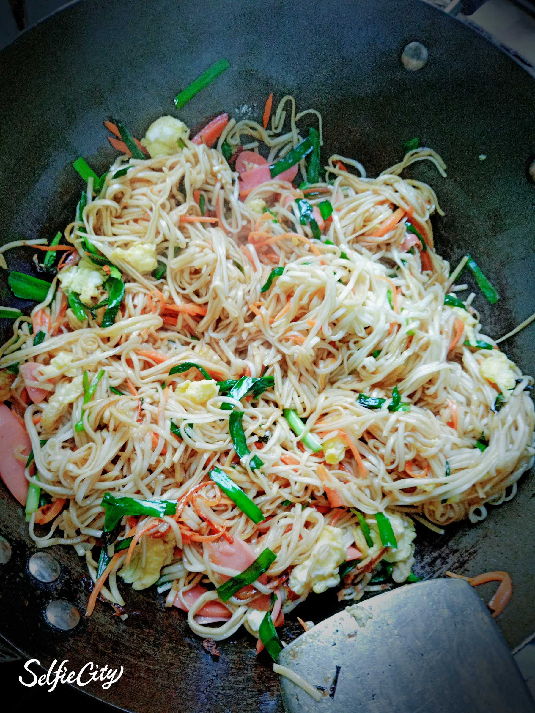 Fried Noodles with Carrot and Egg recipe