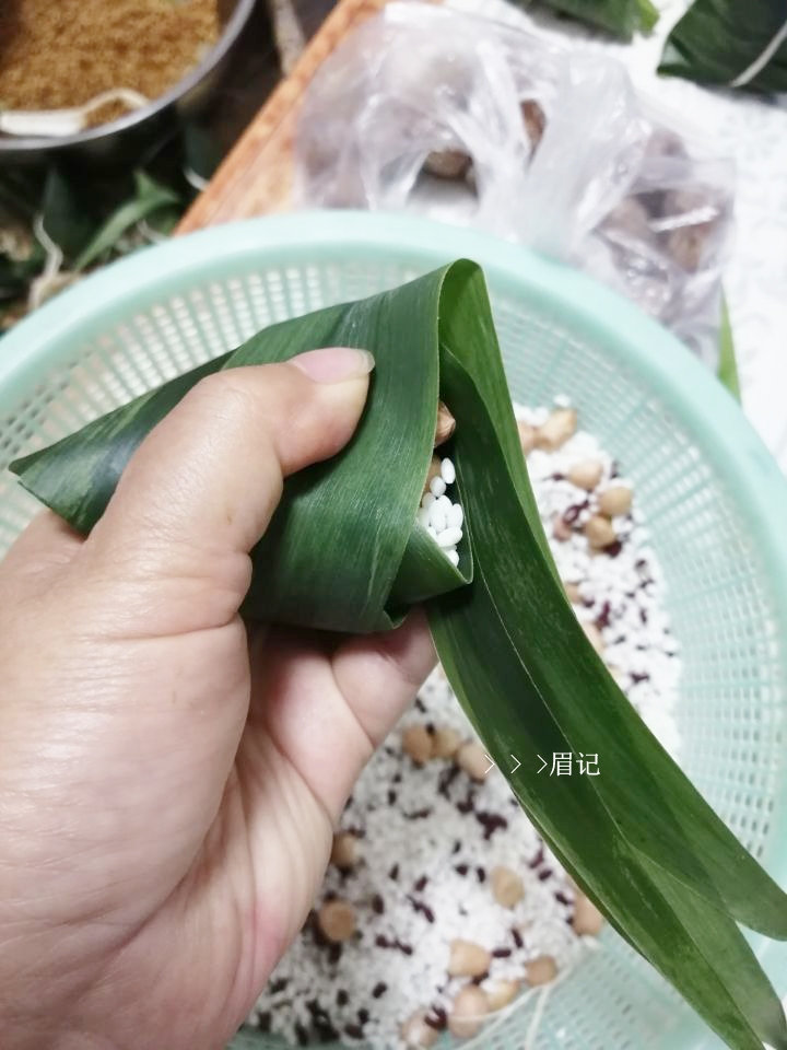 The Wrapping Method of Triangular Rice Dumplings recipe