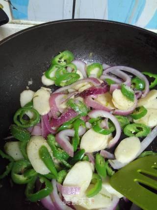 Stir-fried Barbecued Pork with Pepper, Fungus and Mountain Pill recipe