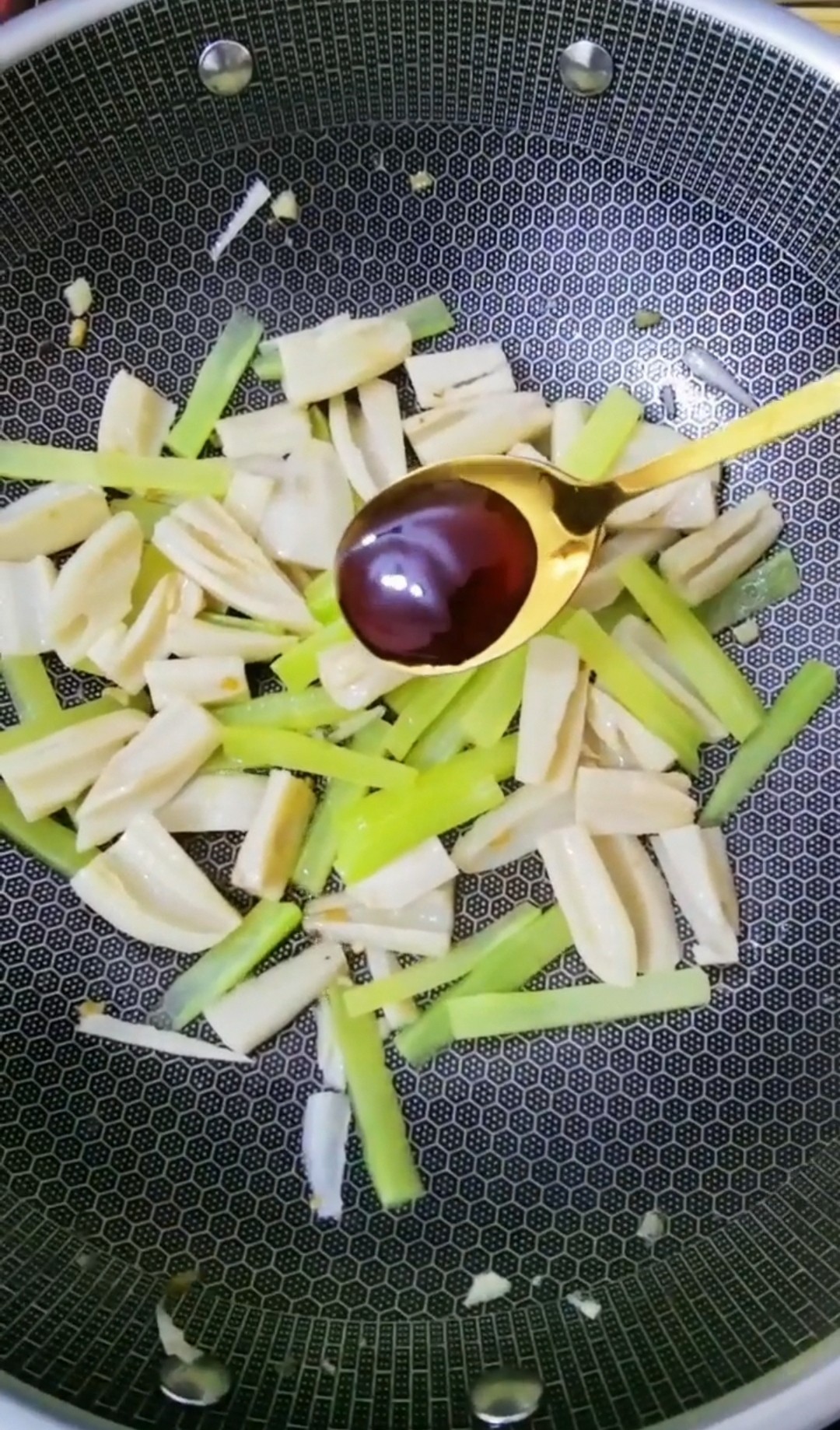 Stir-fried Lotus Root with Green Bamboo Shoots recipe