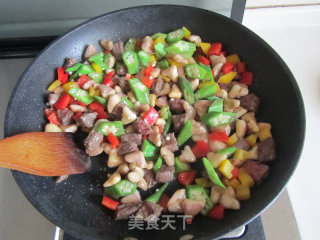 Beef Cubes with Colored Pepper and Water Chestnut recipe