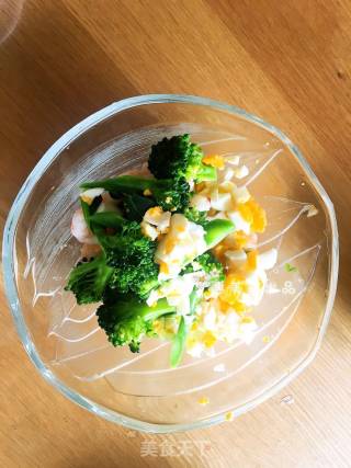 Low-calorie Salad with Avocado and Broccoli in Japanese Cuisine recipe