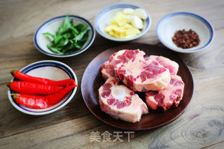 Stewed Oxtail with Huoxiang Pickled Peppers recipe