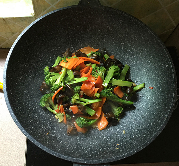 Fried Broccoli with Black Fungus recipe